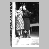 074-0050 Christel Lemke mit Tante Lucie auf Jodeiken im Juli 1942.jpg